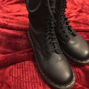 Dr Martens Women’s 14 eye zip black boot